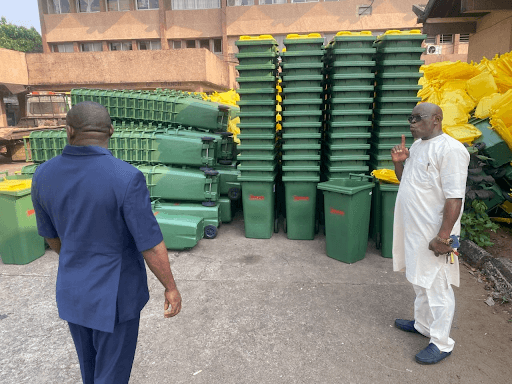 Acquisition of trash bins and support for the cleanliness campaign